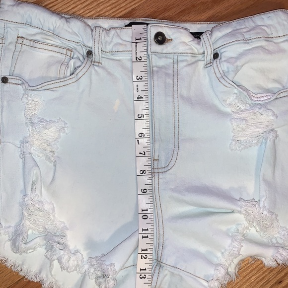 Kendall + Kylie Distressed The Icon Shorts 13/31 - Picture 8 of 8